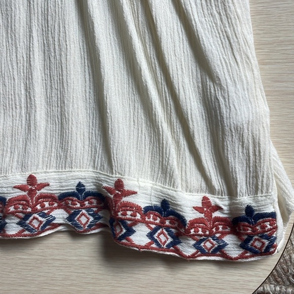 Embroidered Pattern Tank Top - Picture 3 of 4